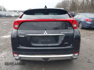 2018 Mitsubishi Eclipse Cross SE z VIN JA4AT5AA3JZ050947, wystawiony jako IAAI lot #41837556 z przebiegiem 42 698 mil mil oraz . Historia ofert i sprzedaży dostępna na DreamBid. Obrazek 16.