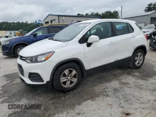 2020 Chevrolet Trax LS z VIN 3GNCJKSB1LL132154, wystawiony jako Copart lot #59552105 z przebiegiem 104 083 mil mil oraz Czysty tytuł • Clean title. Historia ofert i sprzedaży dostępna na DreamBid. Obrazek 1.
