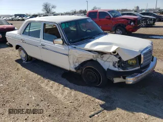 1982 Mercedes-Benz 300 D z VIN WDBAB33A8CB015440, wystawiony jako Copart lot #47839675 z przebiegiem 225 113 mil mil oraz Szkoda całkowita • Salvage title. Historia ofert i sprzedaży dostępna na DreamBid. Obrazek 4.