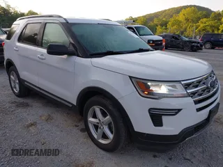 2019 Ford Explorer XLT z VIN 1FM5K7D81KGB15947, wystawiony jako IAAI lot #42537495 z przebiegiem 95 059 mil mil oraz . Historia ofert i sprzedaży dostępna na DreamBid. Obrazek 1.