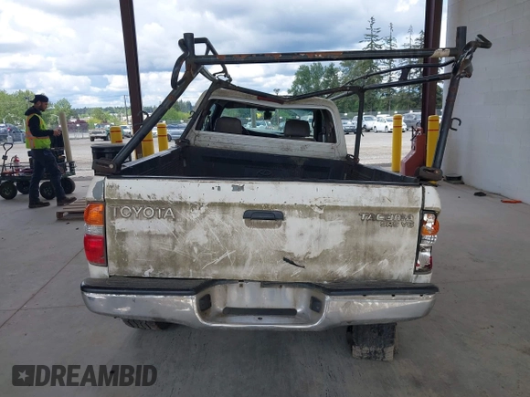 2001 Toyota Tacoma z VIN 5TEWN72N11Z733480, wystawiony jako IAAI lot #42244484 z przebiegiem 323 454 mil mil oraz . Historia ofert i sprzedaży dostępna na DreamBid. Obrazek 17.