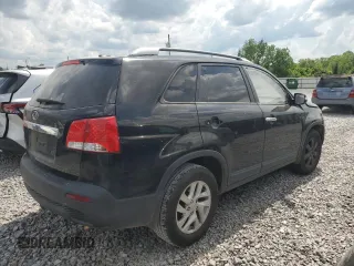 2013 Kia Sorento LX z VIN 5XYKT3A62DG416989, wystawiony jako Copart lot #55416865 z przebiegiem 280 489 mil mil oraz Czysty tytuł • Clean title. Historia ofert i sprzedaży dostępna na DreamBid. Obrazek 3.