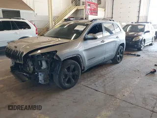 2018 Jeep Cherokee Latitude z VIN 1C4PJLCB3JD542813, wystawiony jako IAAI lot #42017804 z przebiegiem 106 825 mil mil oraz . Historia ofert i sprzedaży dostępna na DreamBid. Obrazek 2.