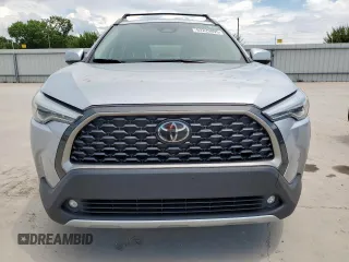 2023 Toyota Corolla Cross XLE z VIN 7MUDAAAG8PV046530, wystawiony jako Copart lot #62220895 z przebiegiem 25 941 mil mil oraz Szkoda całkowita • Salvage title. Historia ofert i sprzedaży dostępna na DreamBid. Obrazek 5.