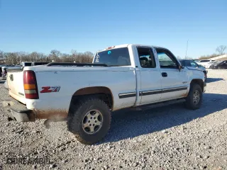 2000 Chevrolet Silverado 1500 LT with VIN 1GCEK19T0YE111021, listed as a Copart auction lot 89134345 with 331,038 mi miles and Salvage Title. Bid and sale history available at carsss.com. Image 3.