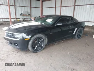 2013 Chevrolet Camaro LS z VIN 2G1FA1E31D9137775, wystawiony jako IAAI lot #42116988 z przebiegiem 298 764 mil mil oraz . Historia ofert i sprzedaży dostępna na DreamBid. Obrazek 2.