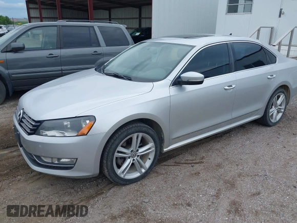 2013 Volkswagen Passat SE z VIN 1VWBN7A30DC056730, wystawiony jako IAAI lot #42542464 z przebiegiem 190 608 mil mil oraz . Historia ofert i sprzedaży dostępna na DreamBid. Obrazek 2.