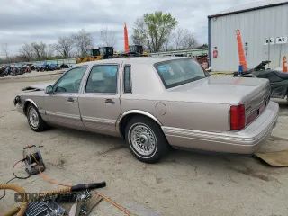 1995 Lincoln Town Car Executive z VIN 1LNLM81W4SY748883, wystawiony jako Copart lot #51976375 z przebiegiem 123 506 mil mil oraz Szkody całkowita. Historia ofert i sprzedaży dostępna na DreamBid. Obrazek 2.