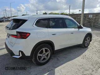 2023 BMW X1 xDrive28i z VIN WBX73EF02P5X84109, wystawiony jako Copart lot #57438595 z przebiegiem 25 421 mil mil oraz Tytuł czysty. Historia ofert i sprzedaży dostępna na DreamBid. Obrazek 3.