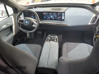 2022 BMW iX xDrive50 z VIN WB523CF07NCK63449, wystawiony jako Copart lot #82612884 z przebiegiem 18 961 mil mil oraz Szkody całkowita. Historia ofert i sprzedaży dostępna na DreamBid. Obrazek 8.