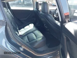 2018 Tesla Model 3 Long Range Battery z VIN 5YJ3E1EB6JF105837, wystawiony jako IAAI lot #41763460 z przebiegiem 100 387 mil mil oraz . Historia ofert i sprzedaży dostępna na DreamBid. Obrazek 8.