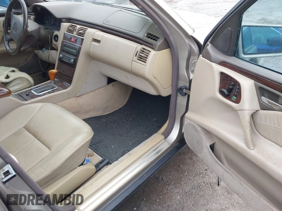 1996 Mercedes-Benz E-Class with VIN WDBJF55F5TJ007150, listed as a IAAI auction lot 41518340 with 178,930 mi miles. Bid and sale history available at carsss.com. Image 5.