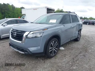 2024 Nissan Pathfinder Platinum z VIN 5N1DR3DKXRC244704, wystawiony jako IAAI lot #41983121 z przebiegiem 23 111 mil mil oraz . Historia ofert i sprzedaży dostępna na DreamBid. Obrazek 2.