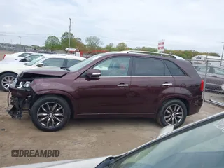 2013 Kia Sorento SX z VIN 5XYKW4A2XDG311577, wystawiony jako IAAI lot #42210698 z przebiegiem 152 599 mil mil oraz . Historia ofert i sprzedaży dostępna na DreamBid. Obrazek 14.