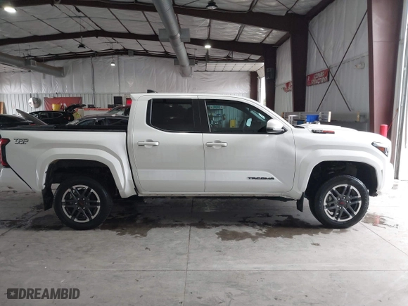 2024 Toyota Tacoma 4WD SR5 with VIN 3TMLB5JN8RM035278, listed as a IAAI auction lot 41789088 with 10,695 mi miles. Bid and sale history available at carsss.com. Image 13.