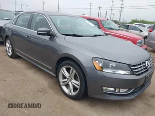 2014 Volkswagen Passat SEL Premium z VIN 1VWCN7A30EC118794, wystawiony jako IAAI lot #42202557 z przebiegiem 132 089 mil mil oraz . Historia ofert i sprzedaży dostępna na DreamBid. Obrazek 1.