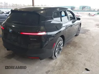 2025 BMW iX xDrive50 z VIN WB523CF08SCS59616, wystawiony jako IAAI lot #41666047 z przebiegiem 3 629 mil mil oraz . Historia ofert i sprzedaży dostępna na DreamBid. Obrazek 4.