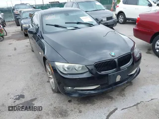 2011 BMW 3 Series 335i xDrive z VIN WBAKF9C56BE619532, wystawiony jako IAAI lot #42318577 z przebiegiem 90 922 mil mil oraz . Historia ofert i sprzedaży dostępna na DreamBid. Obrazek 6.