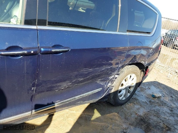 2018 Chrysler Pacifica Touring L with VIN 2C4RC1BG6JR257296, listed as a IAAI auction lot 41753473 with NaN miles. Bid and sale history available at carsss.com. Image 6.