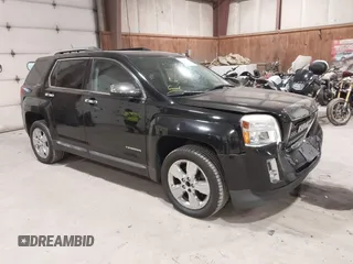 2015 GMC Terrain SLT z VIN 2GKFLYE37F6187633, wystawiony jako IAAI lot #42295155 z przebiegiem 104 457 mil mil oraz . Historia ofert i sprzedaży dostępna na DreamBid. Obrazek 1.