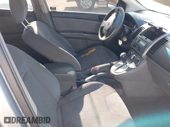 2008 Nissan Sentra 2.0 z VIN 3N1AB61E38L747167, wystawiony jako IAAI lot #41936830 z przebiegiem 274 021 mil mil oraz . Historia ofert i sprzedaży dostępna na DreamBid. Obrazek 5.