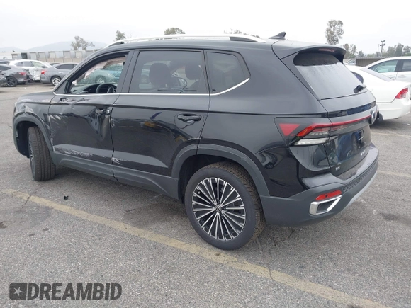 2025 Volkswagen Taos z VIN 3VVSC7B22SM011056, wystawiony jako IAAI lot #41889662 z przebiegiem 75 mil mil oraz . Historia ofert i sprzedaży dostępna na DreamBid. Obrazek 3.
