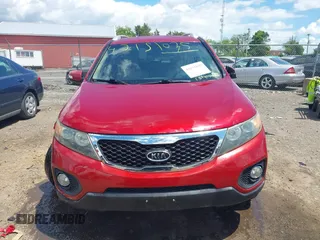 2011 Kia Sorento EX z VIN 5XYKUDA12BG034742, wystawiony jako IAAI lot #42151035 z przebiegiem 134 006 mil mil oraz . Historia ofert i sprzedaży dostępna na DreamBid. Obrazek 12.
