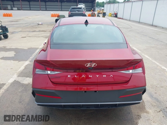 2024 Hyundai Elantra SE z VIN KMHLL4DG3RU824076, wystawiony jako IAAI lot #42471521 z przebiegiem 2 359 mil mil oraz . Historia ofert i sprzedaży dostępna na DreamBid. Obrazek 16.