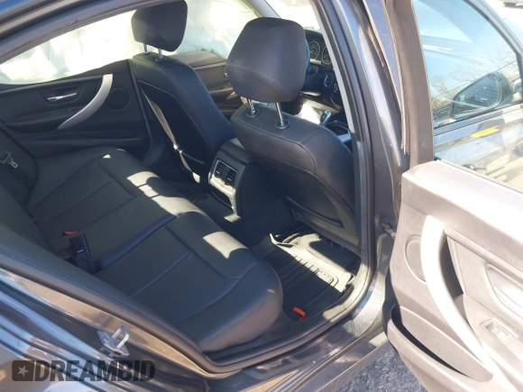 2016 BMW 3 Series 320i xDrive z VIN WBA8E5G59GNU21101, wystawiony jako IAAI lot #41933679 z przebiegiem Nie podano mil oraz . Historia ofert i sprzedaży dostępna na DreamBid. Obrazek 8.