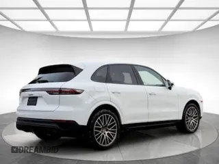 2022 Porsche Cayenne z VIN WP1AA2AY2NDA06673, wystawiony jako Copart lot #42586635 z przebiegiem 17 392 mil mil oraz Czysty tytuł • Clean title. Historia ofert i sprzedaży dostępna na DreamBid. Obrazek 4.