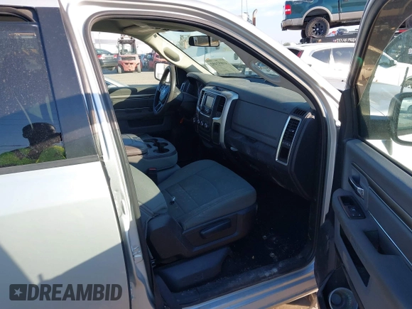 2018 Ram 1500 SLT z VIN 1C6RR6GG2JS119281, wystawiony jako IAAI lot #41897492 z przebiegiem 242 877 mil mil oraz . Historia ofert i sprzedaży dostępna na DreamBid. Obrazek 5.