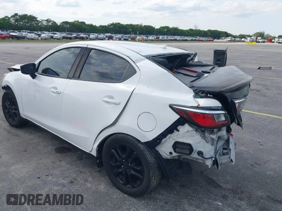 2019 Toyota Yaris L z VIN 3MYDLBYV0KY517300, wystawiony jako IAAI lot #41446298 z przebiegiem 144 666 mil mil oraz . Historia ofert i sprzedaży dostępna na DreamBid. Obrazek 3.