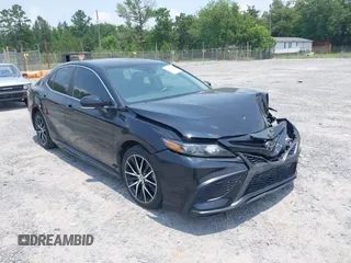 2023 Toyota Camry SE z VIN 4T1G11AK2PU788425, wystawiony jako IAAI lot #42406791 z przebiegiem 57 116 mil mil oraz . Historia ofert i sprzedaży dostępna na DreamBid. Obrazek 1.