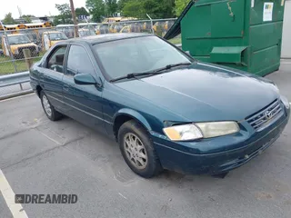 1998 Toyota Camry LE z VIN 4T1BG22K0WU372241, wystawiony jako IAAI lot #42215308 z przebiegiem 136 942 mil mil oraz . Historia ofert i sprzedaży dostępna na DreamBid. Obrazek 1.