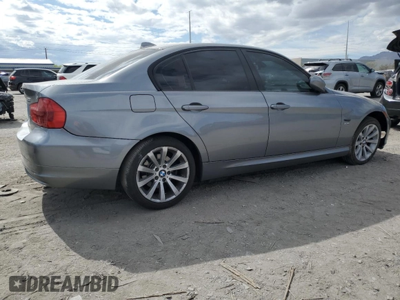 2011 BMW 3 Series 328i xDrive z VIN WBAPK5G58BNN26306, wystawiony jako Copart lot #54790895 z przebiegiem 108 641 mil mil oraz Szkody całkowita. Historia ofert i sprzedaży dostępna na DreamBid. Obrazek 3.
