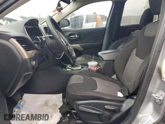 2017 Jeep Cherokee Altitude z VIN 1C4PJLAS4HW617469, wystawiony jako Copart lot #81541854 z przebiegiem 126 325 mil mil oraz Szkoda całkowita • Salvage title. Historia ofert i sprzedaży dostępna na DreamBid. Obrazek 7.
