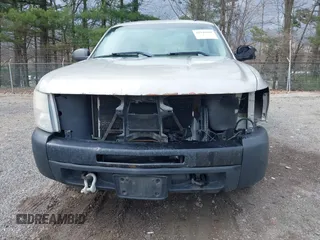 2009 Chevrolet Silverado 1500 LT w/1LT with VIN 1GCEC14009Z188511, listed as a IAAI auction lot 41949101 with 489,749 mi miles. Bid and sale history available at carsss.com. Image 6.