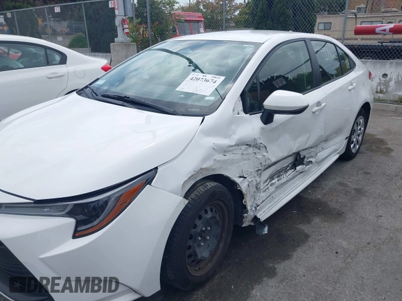 2023 Toyota Corolla LE z VIN JTDB4MEE7PJ001532, wystawiony jako IAAI lot #42073674 z przebiegiem 32 962 mil mil oraz . Historia ofert i sprzedaży dostępna na DreamBid. Obrazek 6.