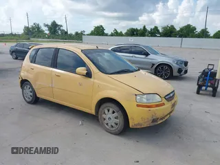 2005 Chevrolet Aveo LT z VIN KL1TG62645B319417, wystawiony jako IAAI lot #42737586 z przebiegiem Nie podano mil oraz . Historia ofert i sprzedaży dostępna na DreamBid. Obrazek 1.