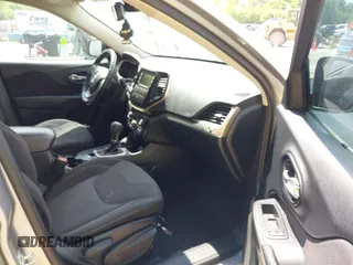 2016 Jeep Cherokee Latitude z VIN 1C4PJMCS9GW213469, wystawiony jako IAAI lot #42270882 z przebiegiem 144 499 mil mil oraz . Historia ofert i sprzedaży dostępna na DreamBid. Obrazek 5.