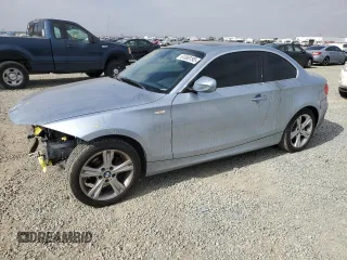 2013 BMW 1 Series 128i с VIN WBAUP9C58DVS95024, выставлен на аукционе Copart как лот 61065195 с пробегом 131 807 миль миль и Списание • Salvage title. История ставок и продаж доступна на DreamBid. Изображение 1.
