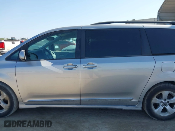 2019 Toyota Sienna LE Auto Access Seat z VIN 5TDKZ3DC1KS966037, wystawiony jako IAAI lot #41972610 z przebiegiem 59 585 mil mil oraz . Historia ofert i sprzedaży dostępna na DreamBid. Obrazek 15.
