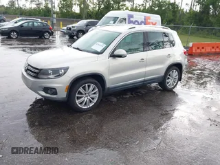 2013 Volkswagen Tiguan SE z VIN WVGAV7AX2DW532486, wystawiony jako IAAI lot #42813235 z przebiegiem 164 321 mil mil oraz . Historia ofert i sprzedaży dostępna na DreamBid. Obrazek 2.