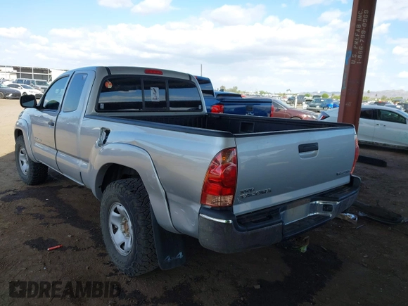 2008 Toyota Tacoma z VIN 5TEUU42N28Z563570, wystawiony jako IAAI lot #42193035 z przebiegiem 226 673 mil mil oraz . Historia ofert i sprzedaży dostępna na DreamBid. Obrazek 3.