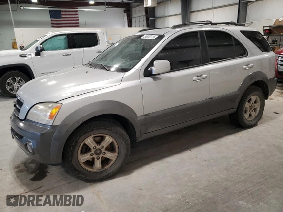 2005 Kia Sorento LX z VIN KNDJC733X55368884, wystawiony jako Copart lot #54858715 z przebiegiem 136 993 mil mil oraz Szkoda całkowita • Salvage title. Historia ofert i sprzedaży dostępna na DreamBid. Obrazek 1.
