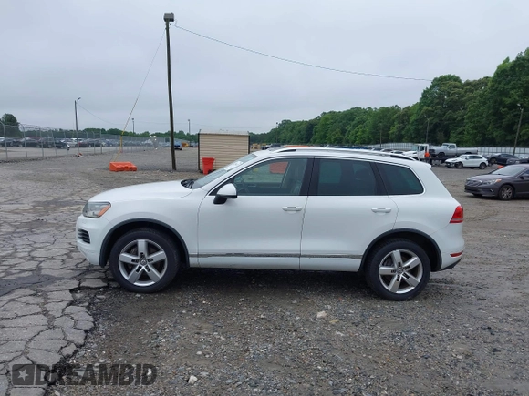 2012 Volkswagen Touareg Sport z VIN WVGEF9BP0CD006506, wystawiony jako IAAI lot #42355432 z przebiegiem 175 346 mil mil oraz . Historia ofert i sprzedaży dostępna na DreamBid. Obrazek 14.