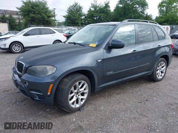 2011 BMW X5 35i z VIN 5UXZV4C57BL402606, wystawiony jako IAAI lot #42336940 z przebiegiem 163 224 mil mil oraz . Historia ofert i sprzedaży dostępna na DreamBid. Obrazek 2.