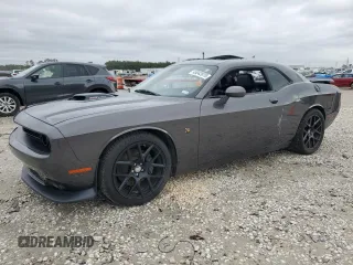 2016 Dodge Challenger R/T Scat Pack z VIN 2C3CDZFJ9GH299794, wystawiony jako Copart lot #45042075 z przebiegiem 50 398 mil mil oraz Szkoda całkowita • Salvage title. Historia ofert i sprzedaży dostępna na DreamBid. Obrazek 1.