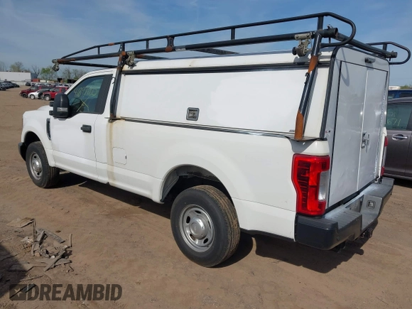 2018 Ford F-250 XL z VIN 1FTBF2A60JEC83073, wystawiony jako IAAI lot #41897105 z przebiegiem 115 228 mil mil oraz . Historia ofert i sprzedaży dostępna na DreamBid. Obrazek 3.