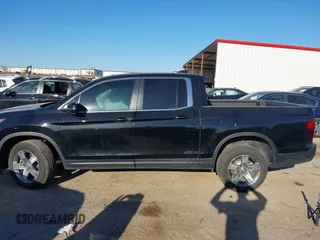 2025 Honda Ridgeline RTL z VIN 5FPYK3F57SB001319, wystawiony jako IAAI lot #41765594 z przebiegiem 1 358 mil mil oraz . Historia ofert i sprzedaży dostępna na DreamBid. Obrazek 13.